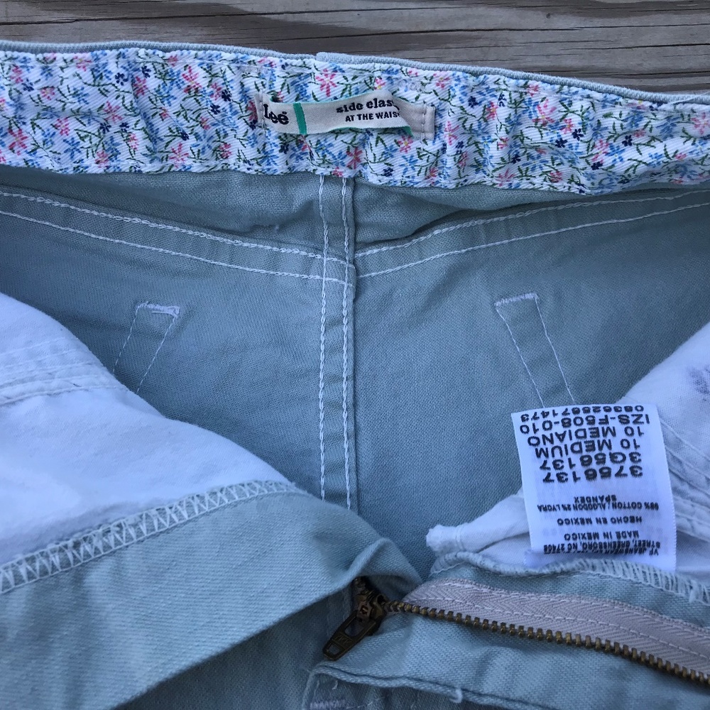 Lee Women Shorts side Elastic at the Waist Flat - Picture 3 of 8